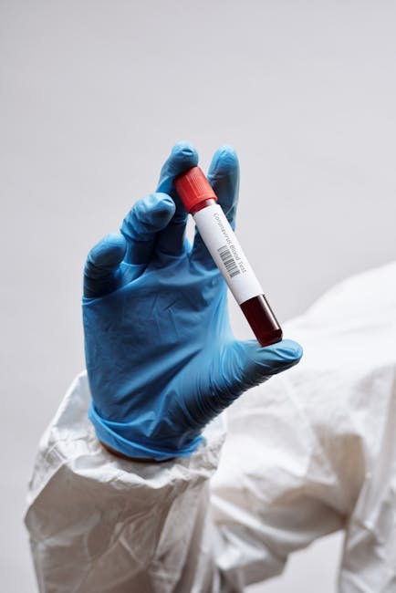 Gydytojas su pacientu aptaria kraujo tyrimo lapą, matomi užrašai ir rodikliai