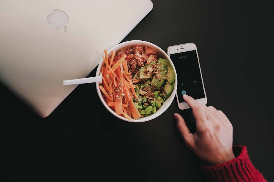 Subalansuotas dienos vidurio patiekalas dubenyje su daržovėmis ir grūdais