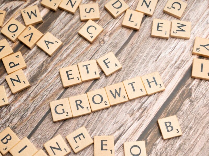 Investavimas pradedantiesiems: ką verta žinoti prieš perkant ETF ar fondus