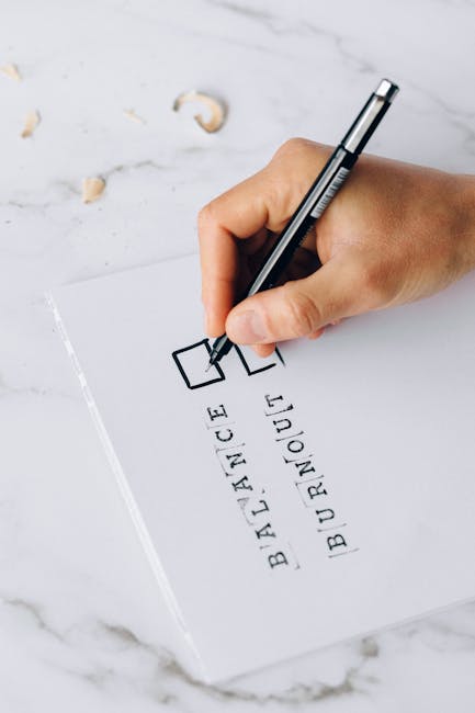 Žmogus rašo sprendimų planą sąsiuvinyje su lentabele prie stalo