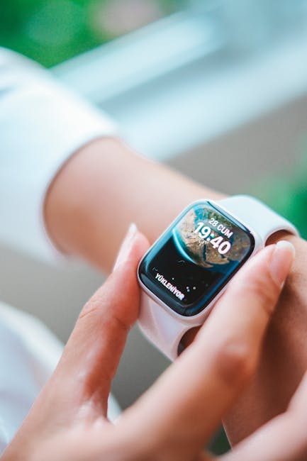 Ranka pritaiko išmanų laikrodį ant riešo, kad geriau priglustų jutikliai