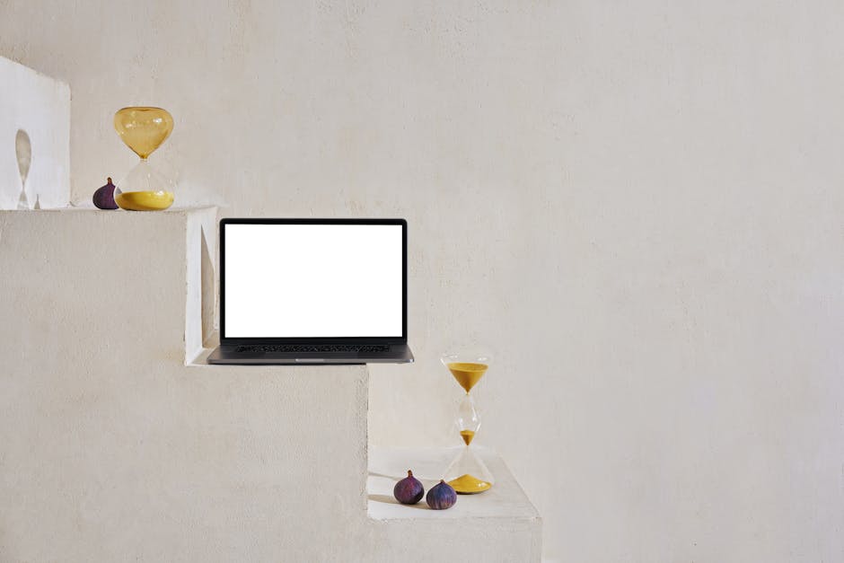 Laikmatis prie nešiojamojo kompiuterio, žmogus pradeda užduotį ir žengia pirmus 10 minučių.