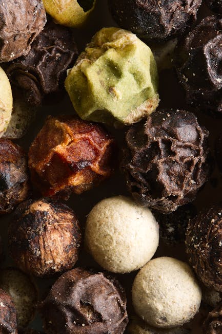 Rankos skaito maisto produkto ingredientus ant pakuotės prekybos parduotuvėje