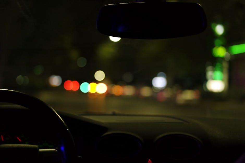 Vairuotojas naktį automobilyje su ramiu radijo garsu