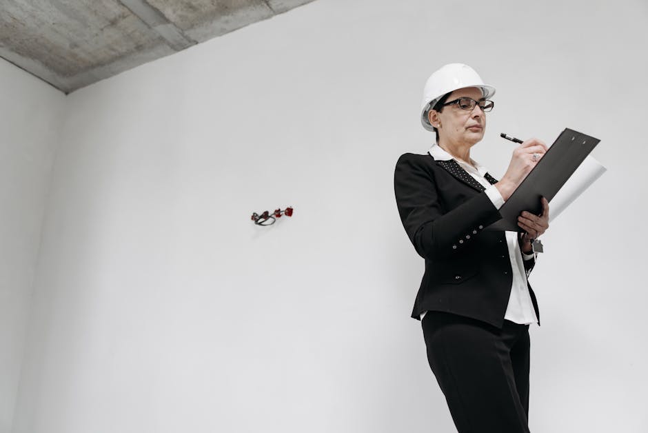 Žmogus su meistro pasiūlymu ir sąmata, apžiūri užrašus prieš virtuvės remontą