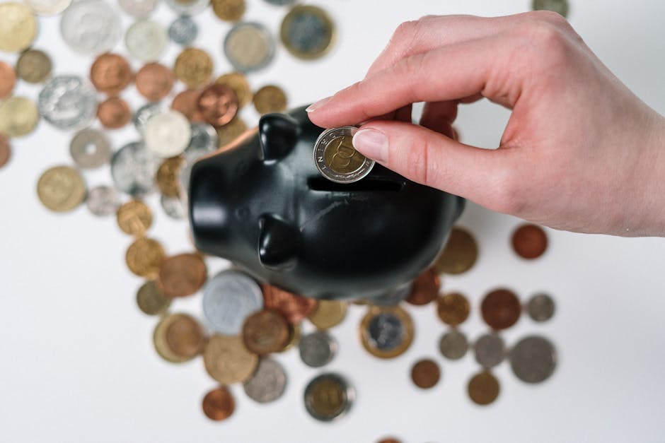 Taupymo planą skaičiuojantis žmogus su banko programėle ir pinigų rezervu