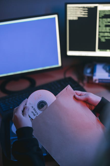 Asmuo su telefonu perkelia dokumentus ar failus, prijungus priedą namuose