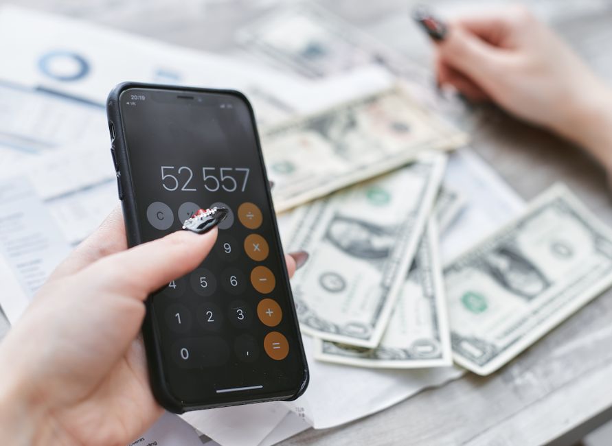 Pradedantysis ramiai tikrina investicijų programėlę telefone, laikosi ilgalaikio plano